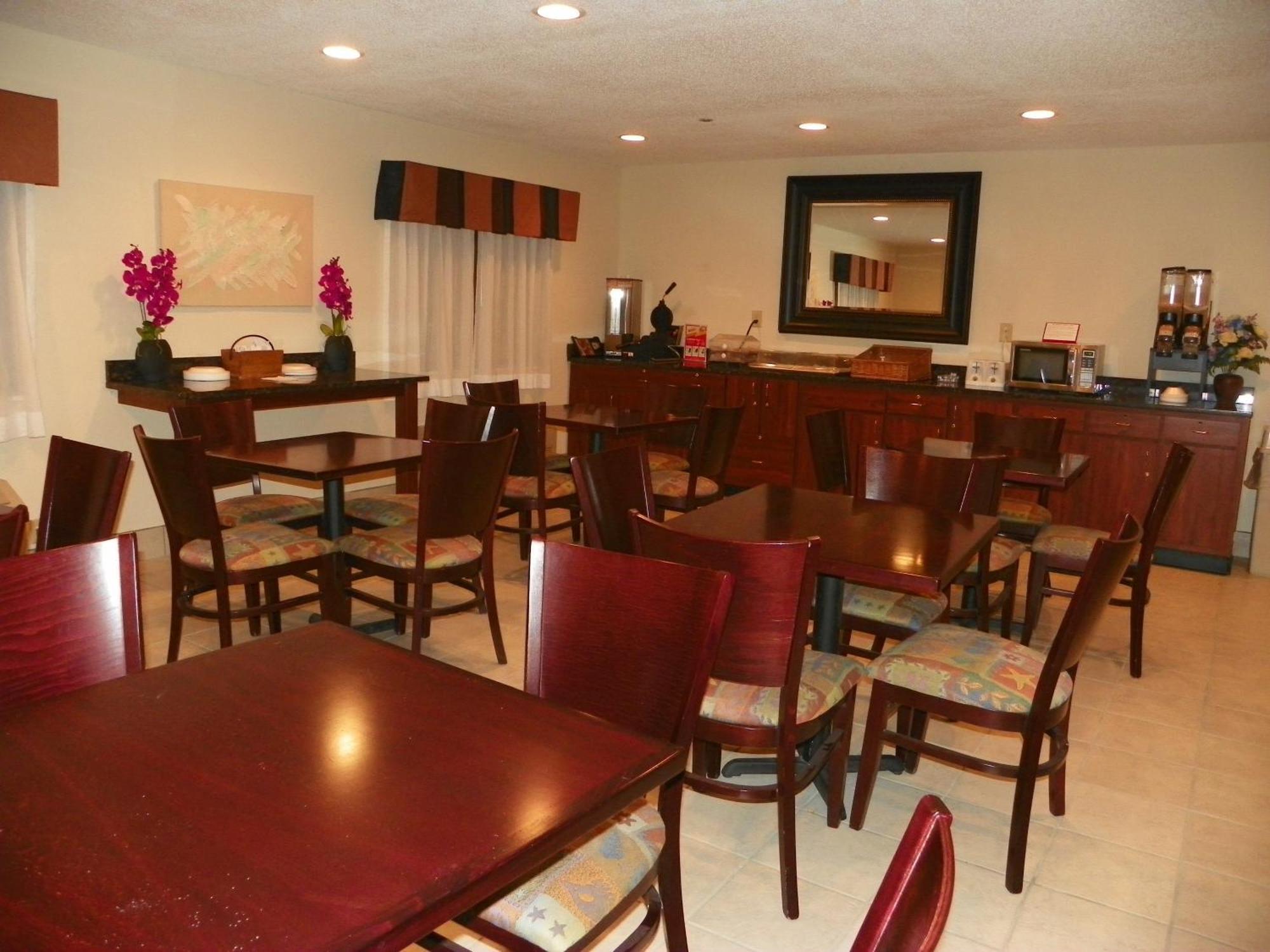 Royalton Inn & Suites Upper Sandusky Extérieur photo