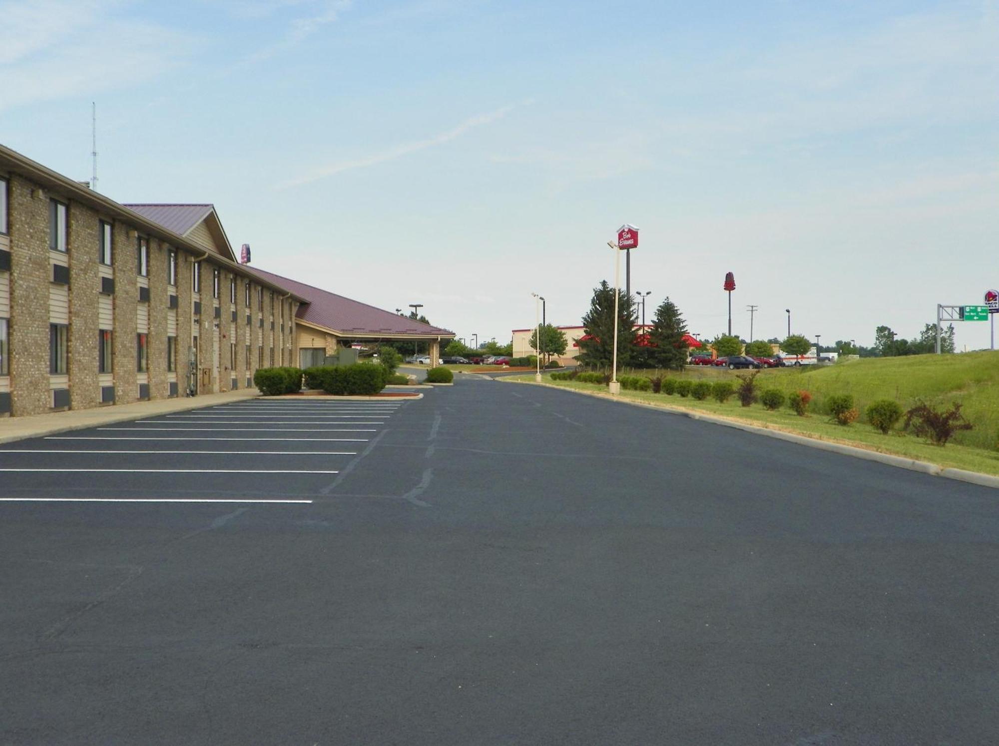 Royalton Inn & Suites Upper Sandusky Extérieur photo