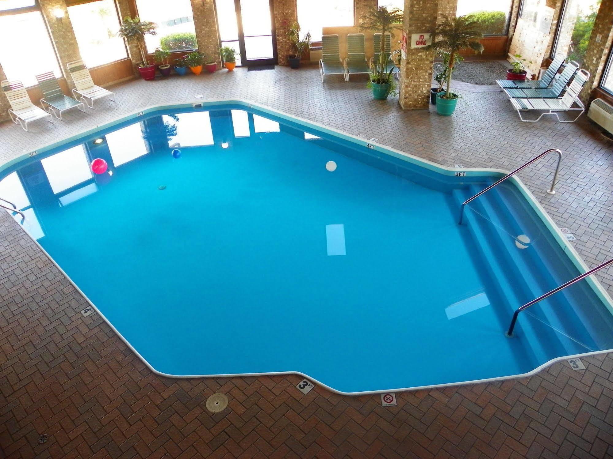 Royalton Inn & Suites Upper Sandusky Extérieur photo