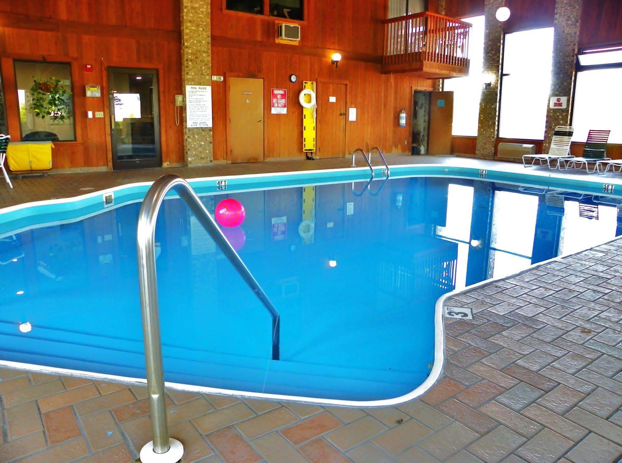 Royalton Inn & Suites Upper Sandusky Extérieur photo