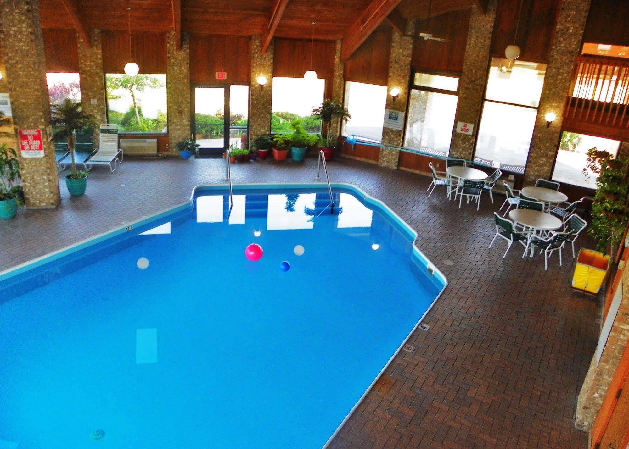 Royalton Inn & Suites Upper Sandusky Extérieur photo